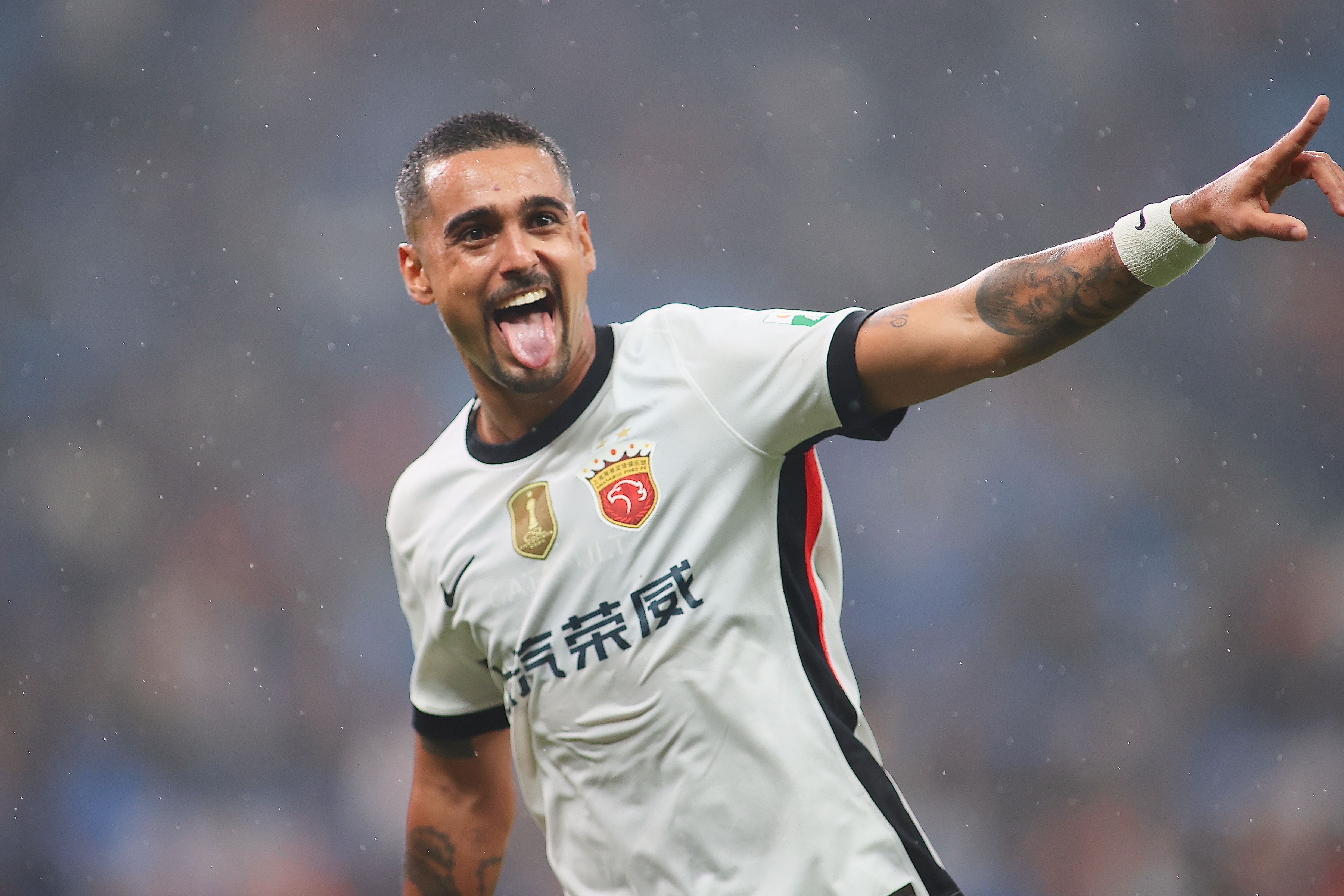 bob半岛体育官方网站-东体：莱昂纳多特意赠送球衣给昔日恩师乔迪作为纪念